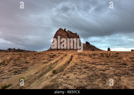 Shiprock est une augmentation de près de 1 583 monadnock pieds au-dessus de la plaine désertique de la nation navajo dans le comté de San Juan, New Mexico, United States. Banque D'Images