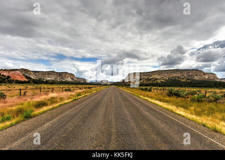 Les formations rocheuses le long de la Johnson Canyon Road dans l'Utah, USA. Banque D'Images