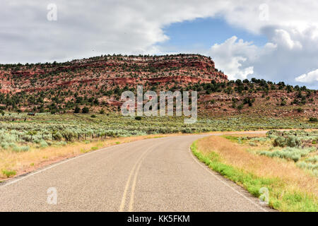 Les formations rocheuses le long de la Johnson Canyon Road dans l'Utah, USA. Banque D'Images