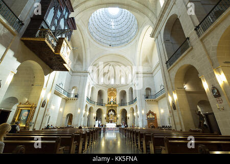 Alicante, Espagne 19 octobre 2017 : intérieur de la co-cathédrale de San Nicolás de Bari avec des personnes à l'intérieur. Banque D'Images