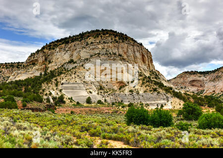 Les formations rocheuses le long de la Johnson Canyon Road dans l'Utah, USA. Banque D'Images