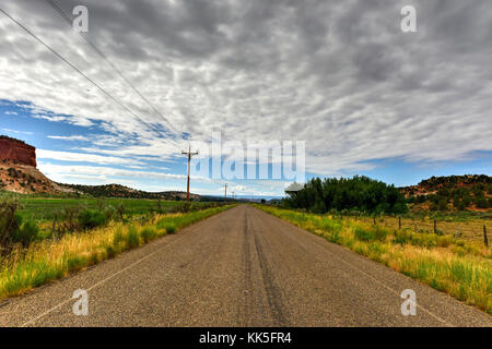 Les formations rocheuses le long de la Johnson Canyon Road dans l'Utah, USA. Banque D'Images