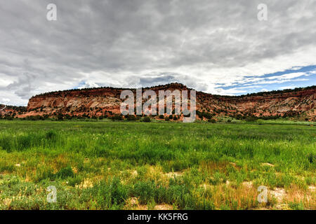 Les formations rocheuses le long de la Johnson Canyon Road dans l'Utah, USA. Banque D'Images