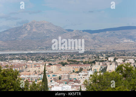 Alicante, Espagne 19 octobre 2017 : Vues de la ville d'alicante avec des montagnes en arrière-plan. Banque D'Images