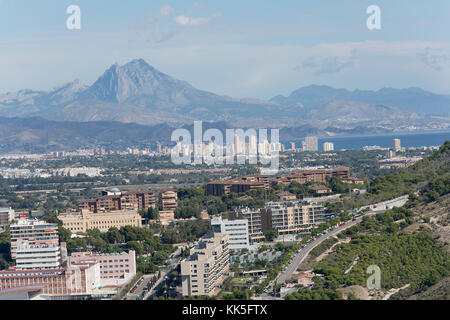 Alicante, Espagne 19 octobre 2017 : Vues de la ville d'alicante avec des montagnes en arrière-plan. Banque D'Images