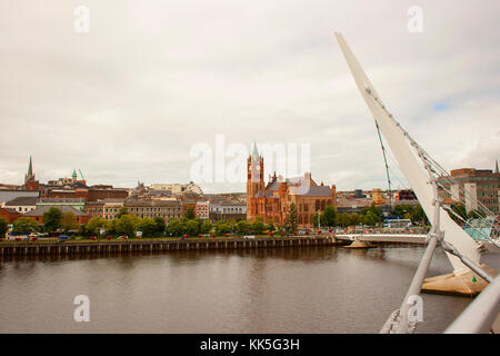 Une ooof la structure de l'acier de l'emblématique pont de la paix sur la rivière Foyle à Londonderry, en Irlande du Nord Banque D'Images