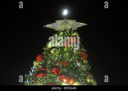 Thaïlande. 27th novembre 2017. Bangkok - Thaïlande - le quartier de la lune haut sur l'arbre de noël les décorations de fête affichées pour célébrer les prochaines vacances de Noël devant un centre commercial à Bangkok sur 27 novembre 2017.Vichan Poti/Pacific crédit de presse: Vichan Poti/Pacific Press/Alay Live News Banque D'Images