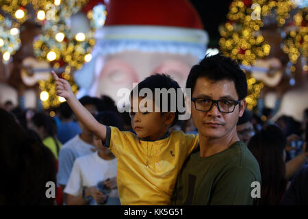 La Thaïlande. 27 nov, 2017. Bangkok - Thaïlande - les Thaïlandais et les touristes recueillir près de décorations de Noël pour célébrer la prochaine saison de Noël, en face d'un grand magasin dans le quartier commerçant du centre de Bangkok le 27 novembre 2017.vichan poti/pacific press crédit : vichan poti/pacific press/Alamy live news Banque D'Images