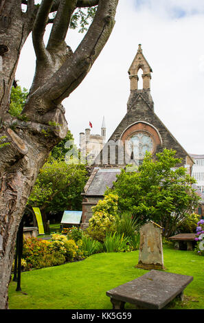 La petite église St Augustins d'Irlande, qui s'bâtit sur les murs de la jeune ville de Londonderry en Irlande du Nord. Cette ville a une histoire de beaucoup r Banque D'Images