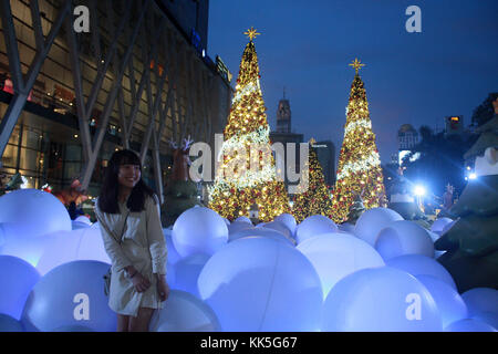 La Thaïlande. 27 nov, 2017. Bangkok - Thaïlande - les Thaïlandais et les touristes recueillir près de décorations de Noël pour célébrer la prochaine saison de Noël, en face d'un grand magasin dans le quartier commerçant du centre de Bangkok le 27 novembre 2017.vichan poti/pacific press crédit : vichan poti/pacific press/Alamy live news Banque D'Images