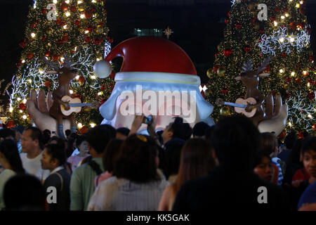 La Thaïlande. 27 nov, 2017. Bangkok - Thaïlande - les Thaïlandais et les touristes recueillir près de décorations de Noël pour célébrer la prochaine saison de Noël, en face d'un grand magasin dans le quartier commerçant du centre de Bangkok le 27 novembre 2017.vichan poti/pacific press crédit : vichan poti/pacific press/Alamy live news Banque D'Images