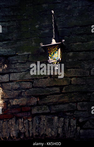 Une vieille lanterne avec verres colorés accroché sur l'une des rues de la vieille ville de Tallinn, Estonie Banque D'Images