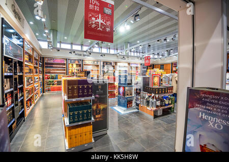 Moscou, Russie - circa 2017, novembre : duty free shop à l'Aéroport de Sheremetyevo Banque D'Images