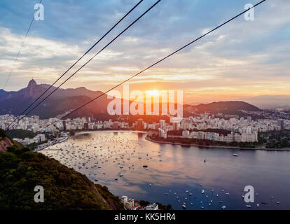 Skyline de la montagne Sugarloaf au coucher du soleil, Rio de Janeiro, Brésil Banque D'Images