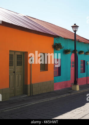 WINDOWS & DOORS - FLORES, GUATEMALA Banque D'Images