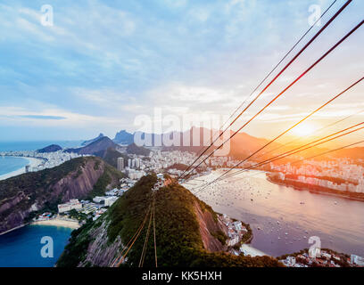 Skyline de la montagne Sugarloaf au coucher du soleil, Rio de Janeiro, Brésil Banque D'Images