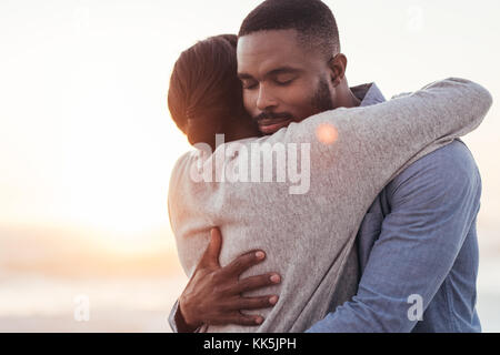 Happy young couple relaxing at the beach Banque D'Images
