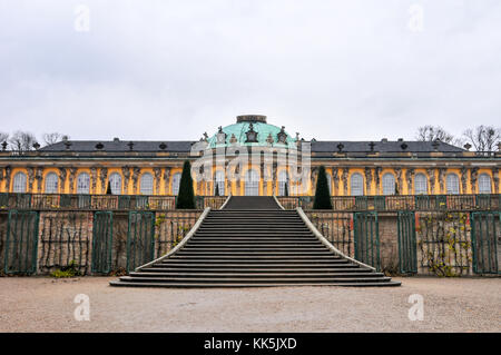 Potsdam, Allemagne - le 13 novembre 2010 : palais de Sanssouci à Potsdam. Il est considéré comme le dernier grand palais baroque prussien. Banque D'Images