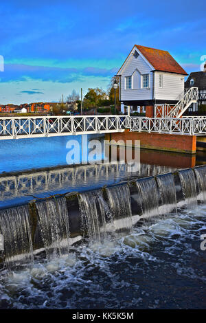 Une jolie vue sur la célèbre rivière Tewkesbury moulin à eau & Weir sur la rivière Avon montre l'eau au cours de la cascade de weir sur un jour d'hiver ensoleillé. Banque D'Images