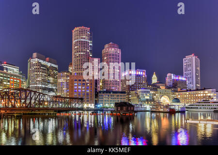 Boston custom house, Rowes Wharf et financial district skyline at night, Boston, Massachusetts, USA Banque D'Images