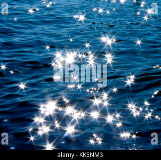 Détail d'un reflet de lune dans la mer scintillante Banque D'Images