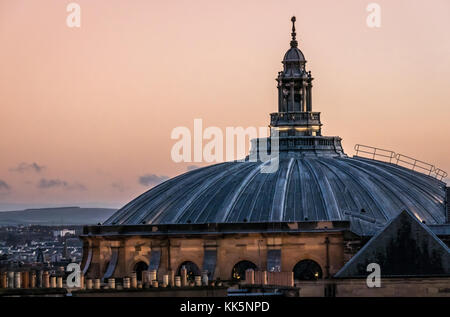 Vue sur le coucher du soleil sur le toit dôme du McEwan Hall, salle de remise des diplômes de l'Université d'Édimbourg, Édimbourg, Écosse, Royaume-Uni Banque D'Images