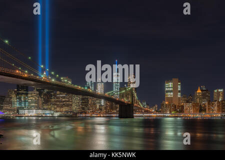 Le centre-ville de new york city Manhattan skyline at night à l'hommage à la lumière à la mémoire du 11 septembre. Banque D'Images
