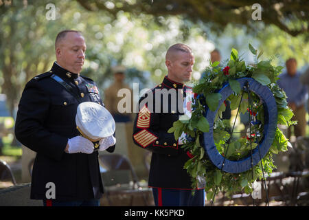 Le colonel Chris Steinhilber (gauche), 4e Division de marines Chef de cabinet, et le Sgt. Le major Michael A. Miller (à droite), 4e sergent-major MARDIV, rendre hommage au cours de l'invocation lors de la cérémonie de dépôt annuel pour le général Robert H. Barrow, le 27e Commandant du Corps des Marines, à l'église de grâce de Feliciana Ouest, à Saint Francisville, Louisiane, le 10 novembre 2017. Depuis le décès en 2008, les Marines avec MARFORRES déposera une gerbe sur sa tombe chaque 10 novembre en l'honneur de lui et de son service. (U.S. Marine Corps photo par Lance Cpl. Niles Lee/libérés) Banque D'Images