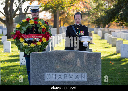 Kaitlin Capitaine E. Kleiber, officier de marine Barracks Washington D.C., et lance le Cpl. Luc Givens, corps porteur, la Compagnie Bravo, Marine Barracks Washington D.C., pause pour un moment de silence avant de déposer une gerbe sur la tombe du Général Leornard F. Chapman, 24e Commandant du Corps des Marines, au cours d'une cérémonie de dépôt de gerbes au cimetière national d'Arlington, Arlington, Va., le 10 novembre 2017. La cérémonie de dépôt de gerbes est une manifestation annuelle organisée pour célébrer le Corps des Marines américains' anniversaire et honorer ceux qui ont donné la pleine mesure de la dévotion à l'autre et de corps. (Corps des Marines des États-Unis Banque D'Images