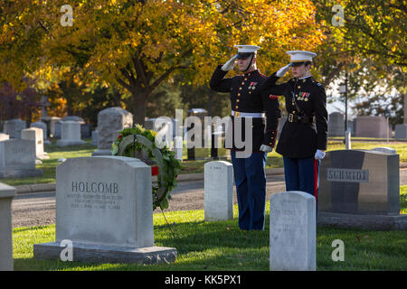 Kaitlin Capitaine E. Kleiber, officier de marine Barracks Washington D.C., et lance le Cpl. Luc Givens, corps porteur, la Compagnie Bravo, Marine Barracks Washington D.C., rendre honneurs au cours de la lecture d'entailles qui a déposé une gerbe sur la tombe du Général Thomas Holcomb, 17e Commandant du Corps des Marines, au cours d'une cérémonie de dépôt de gerbes au cimetière national d'Arlington, Arlington, Va., le 10 novembre 2017. La cérémonie de dépôt de gerbes est une manifestation annuelle organisée pour célébrer le Corps des Marines américains' anniversaire et honorer ceux qui ont donné la pleine mesure de la dévotion à l'autre et de corps. (Official U.S. Marine C Banque D'Images