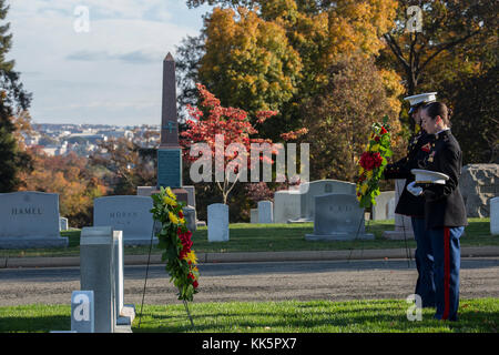 Kaitlin Capitaine E. Kleiber, officier de marine Barracks Washington D.C., et lance le Cpl. Luc Givens, corps porteur, la Compagnie Bravo, Marine Barracks Washington D.C., pause pour un moment de silence avant de déposer une gerbe sur la tombe du Général Thomas Holcomb, 17e Commandant du Corps des Marines, au cours d'une cérémonie de dépôt de gerbes au cimetière national d'Arlington, Arlington, Va., le 10 novembre 2017. La cérémonie de dépôt de gerbes est une manifestation annuelle organisée pour célébrer le Corps des Marines américains' anniversaire et honorer ceux qui ont donné la pleine mesure de la dévotion à l'autre et de corps. (Photo U.S. Marine Corps Officiel Banque D'Images