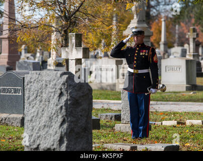 Le sergent Kyle Menz, clairon, "le propre" du Commandant de la Marine américaine Drum & Bugle, rend honneurs après avoir effectué au cours d'une robinetterie cérémonie de dépôt de gerbes au cimetière du Congrès, Washington D.C., le 10 novembre 2017. La cérémonie de dépôt de gerbes est une manifestation annuelle organisée pour célébrer le Corps des Marines américains' anniversaire et honorer ceux qui ont donné la pleine mesure de la dévotion à l'autre et de corps. (Official U.S. Marine Corps photo par le Cpl. Robert Knapp/libérés) Banque D'Images