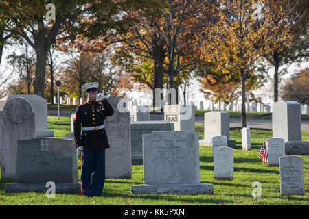 Le sergent Kyle Menz, clairon, "le propre" du Commandant de la Marine américaine Drum & Bugle, robinets joue au cours d'une cérémonie de dépôt de gerbes au cimetière national d'Arlington, Arlington, Va., le 10 novembre 2017. La cérémonie de dépôt de gerbes est une manifestation annuelle organisée pour célébrer le Corps des Marines américains' anniversaire et honorer ceux qui ont donné la pleine mesure de la dévotion à l'autre et de corps. (Official U.S. Marine Corps photo par le Cpl. Robert Knapp/libérés) Banque D'Images