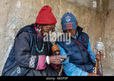 Local Ladakhi s Revoyez les photos de 1988 au MONASTÈRE de LAMAYURU fondé par NAROPA - LADAKH, INDE Banque D'Images
