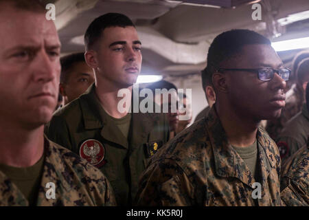 Les Marines américains avec 26e Marine Expeditionary Unit (MEU), stand en formation lors d'un gâteau symbolique à bord du navire quai de transport amphibie USS New York (LPD 21), le 10 novembre 2017. La 26e MEU a célébré le 242ème anniversaire du Corps des marines avec un gâteau symbolique tout en effectuant leur formation avant le déploiement final de l'exercice, exercice d'entraînement de l'unité composite combinée. (U.S. Marine Corps photo par le Cpl. Jéred T. Stone) Banque D'Images