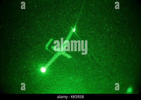 Un Corps des Marines américains RQ-21 Blackjack avion sans pilote système avec support Marine Escadron à rotors basculants (VMM) 162 (rein), 26e Marine Expeditionary Unit (MEU), se fixe sur un petit avion sans pilote tactique (Système STUAS Système de récupération) au cours de l'exercice de formation de l'unité composite combinée (COMPTUEX) à bord du navire quai de transport amphibie USS New York (LPD 21), le 10 novembre 2017. COMPTUEX combiné sert de capstone événement pour le groupe d'intervention amphibie d'Iwo Jima (ARG)/MEU team avant le déploiement, l'intégration complète de l'ARG/MEU équipe comme une force amphibie et tester leur capacité de conduite thei Banque D'Images