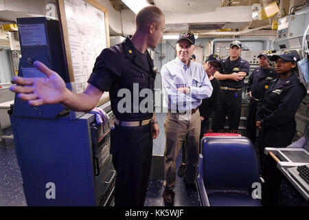 Le Golfe Arabique (nov. 23, 2017) Le lieutenant Cmdr. Matthieu Felton, ingénieur en chef à bord de la classe Arleigh Burke destroyer lance-missiles USS Hopper (DDG 70), examine les opérations dans l'équipage du navire de contrôle central avec le secrétaire de la Marine Richard C. Spencer lors de sa visite le jour de Thanksgiving. Hopper est déployé sur le 5e flotte américaine zone d'opérations à l'appui d'opérations de sécurité maritime pour rassurer les alliés et les partenaires et de préserver la liberté de navigation et la libre circulation du commerce dans la région. (U.S. Photo par marine Spécialiste de la communication de masse 2e classe Kristina Young/libérés) Banque D'Images