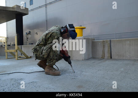 YOKOSUKA (Japon) ( 06 novembre 2017) le constructeur du Métallurgiste Jesse McConville de Floride, affecté au détail du NMCB (Naval Mobile Construction Battalion) 4 Yokosuka, utilise un marteau perforateur rotatif pour créer une surface rugueuse à laquelle le béton frais doit adhérer. La NMCB 4 est la NMCB du pacifique déployée à l'avant et prête à soutenir les opérations de combat majeures, l'aide humanitaire et les opérations de secours en cas de catastrophe et à fournir un appui à la Marine, au corps maritime et aux forces opérationnelles conjointes. (É.-U. Navy photo by Construction Electricien 1ère classe Petty Officer Zachary Cole/ libéré) Banque D'Images