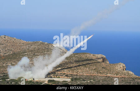 Des soldats d'Alpha et Bravo Batterie, 5e Bataillon, 7e Régiment d'artillerie de défense aérienne, 10e Armée Air Missile Defense Command engager des cibles avec des systèmes d'armes Patriot de l'OTAN à l'installation de tir de missile (NAMFI) pendant la grève d'Artemis 7 Novembre à Chania, Grèce. Grève d'Artemis est une multinationale dirigée par l'Allemand Exercice de défense aérienne. L'AAMDC 10e va déployer, exploiter et fire vivre dans un scénario de missiles tactiques, sous le Grand quartier général des Puissances alliées en Europe les critères d'évaluation de l'état de préparation opérationnelle. (Photo par le Sgt. 1re classe Jason Epperson, 10ème AAMDC PAO) Banque D'Images