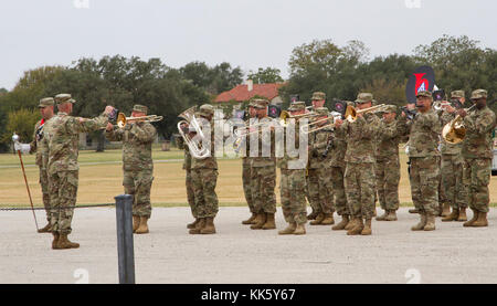 JOINT BASE SAN ANTONIO, Texas -- Les soldats de l'Army Band 323d effectuer un medley de chansons de l'armée dans le cadre de la cérémonie d'Anciens Combattants et de fête le 8 novembre à la MacArthur champ ici. La cérémonie d'Anciens Combattants et de célébration est l'un des nombreux événements organisés à l'occasion de la Journée des anciens combattants chaque année aux Etats-Unis. (U.S. Photo de l'armée par le Sgt. Christopher A. Hernandez, l'armée nord Affaires publiques) Banque D'Images