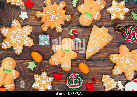Maison gingerbread cookies de Noël sur table en bois avec des bonbons et des décorations de Noël Nouvel an arrière-plan. Banque D'Images