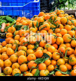 Beaucoup d'oranges empilées dans un marché hors prêts pour la vente Banque D'Images