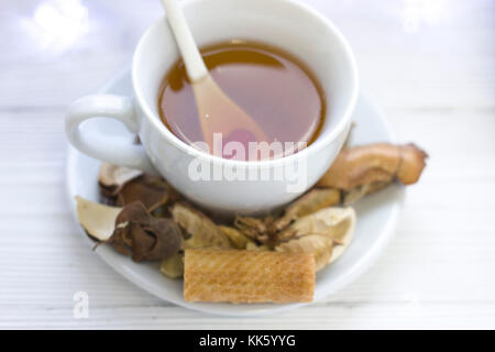 Dans une tasse de thé blanc avec soucoupe, closeup Banque D'Images