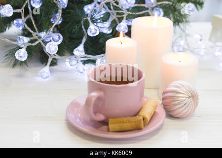 Une vie toujours festive avec du thé et des bougies dans des couleurs rose et blanc Banque D'Images