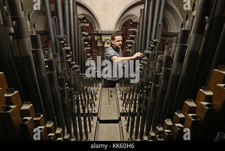 Tuner orgue Wintle Chris à l'œuvre dans l'orgue de la Cathédrale de Canterbury dans le Kent, comme il l'tunes l'un des plus de 3000 tuyaux dans le loft qui composent l'organe à temps pour la Noël. Banque D'Images