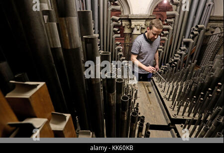 Tuner orgue Wintle Chris à l'œuvre dans l'orgue de la Cathédrale de Canterbury dans le Kent, comme il l'tunes l'un des plus de 3000 tuyaux dans le loft qui composent l'organe à temps pour la Noël. Banque D'Images