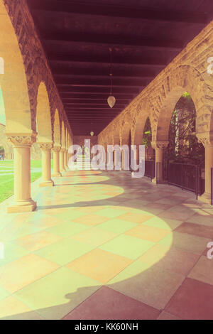 Les structures architecturales de l'entrée à l'Université de Stanford campus à Palo Alto, Californie, USA. Traitement du filtre Banque D'Images