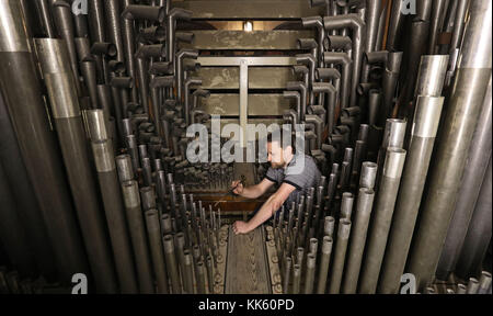 Tuner orgue Wintle Chris à l'œuvre dans l'orgue de la Cathédrale de Canterbury dans le Kent, comme il l'tunes l'un des plus de 3000 tuyaux dans le loft qui composent l'organe à temps pour la Noël. Banque D'Images