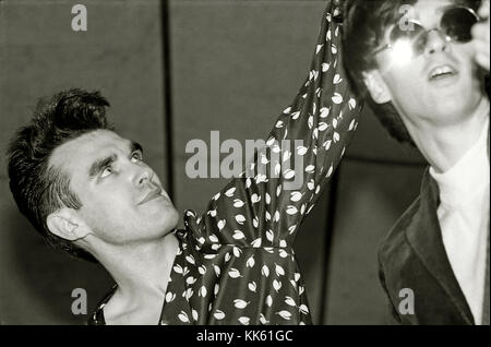 [Morrissey et Johnny Marr, chanteur et guitariste de The Smiths] jouer le 'Emplois pour un changement' concert à Jubilee Gardens, Londres, 10 juin 1984. Banque D'Images