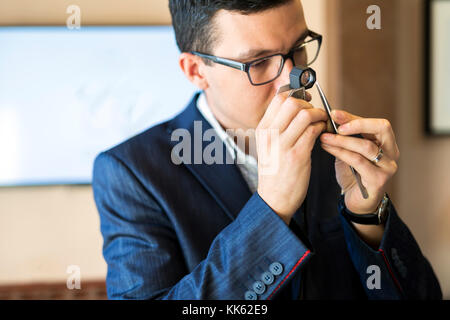 Diamond dans l'examen bijoutier loupe Banque D'Images